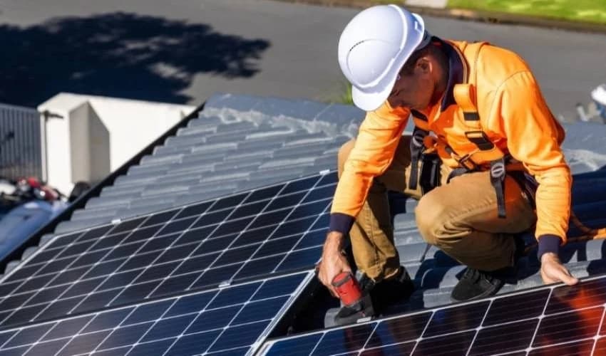 Đội ngũ kỹ sư khảo sát dự án solar